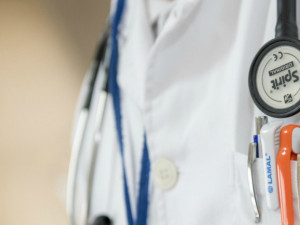 Nemocnice chtějí na odměny pro zdravotníky desítky až stovky milionů korun