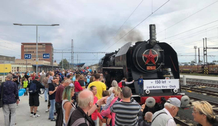 Parní lokomotiva Šlechtična včera křižovala Karlovarským krajem.