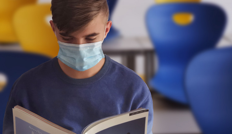 ROUŠKY SE VRACÍ. Od čtvrtka budou povinné ve všech vnitřních prostorách po celém Česku