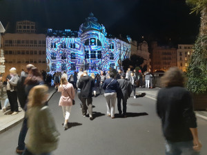 Festival světla přilákal do centra Karlových Varů tisíce lidí