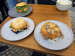 Michelinský kuchař Radek Kašpárek sestavil tři skvělé bagely pro chebskou restauraci Bagel Lounge
