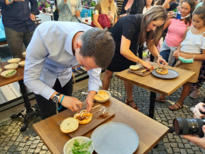Michelinský kuchař Radek Kašpárek sestavil tři skvělé bagely pro chebskou restauraci Bagel Lounge