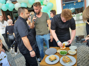 Michelinský kuchař Radek Kašpárek sestavil tři skvělé bagely pro chebskou restauraci Bagel Lounge