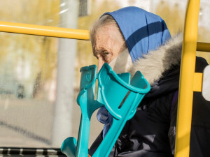 Česká pošta kompletuje balíčky s rouškami pro seniory. Doručí je nejpozději do pátku
