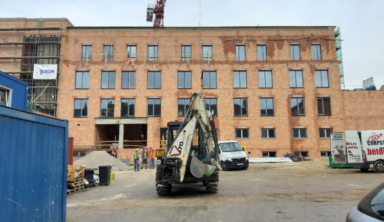 Stavba pobytového zařízení pro seniory jede podle plánu.