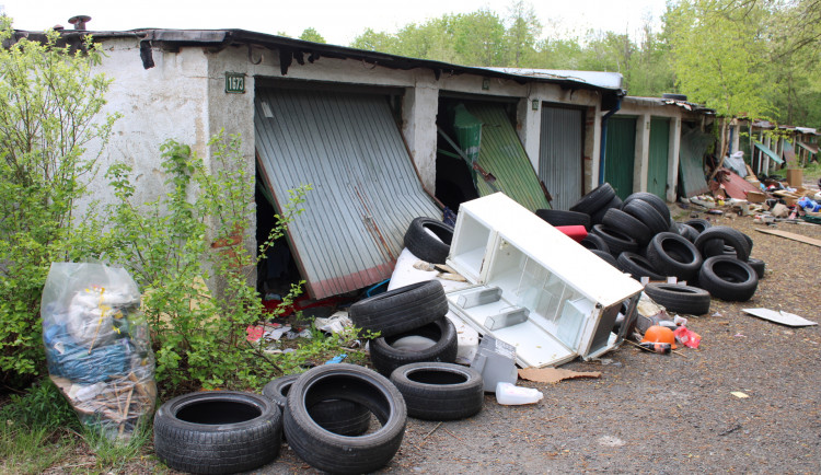 V okolí garáží na Jižním lomu vznikají často černí skládky