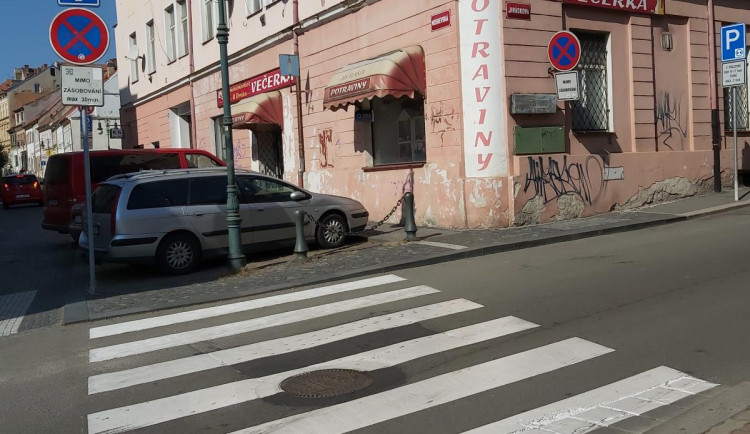 Při cestě do školy přejelo auto školačce nohu. Po řidiči pátrá policie