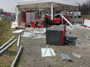 Sedmatřicetiletý muž naboural do stanu s automaty úmyslně