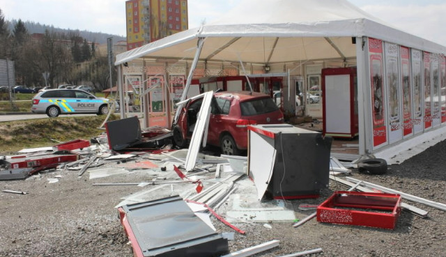 Sedmatřicetiletý muž naboural do stanu s automaty úmyslně