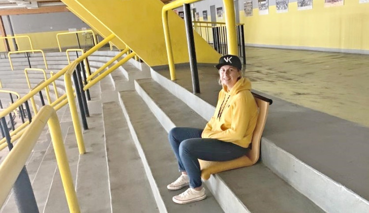 Kapacitu stadionu v Sokolově pomohla zvýšit divadelní sedadla