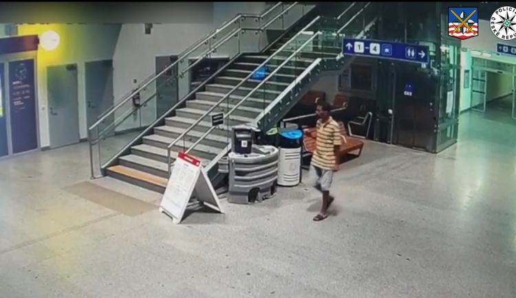 Poznáváte muže na videu? Mohl by objasnit případ zvrhlíka, který sahal mladé ženě pod sukni