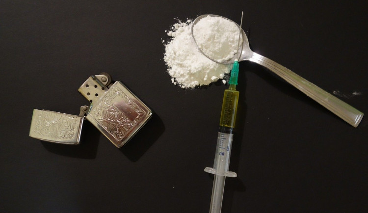Dealer drogu někdy rozdával, jindy zase prodával