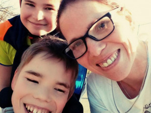 Lukáš z Jihlavy bojuje s mozkovou obrnou. On je má škola života, říká maminka Katka