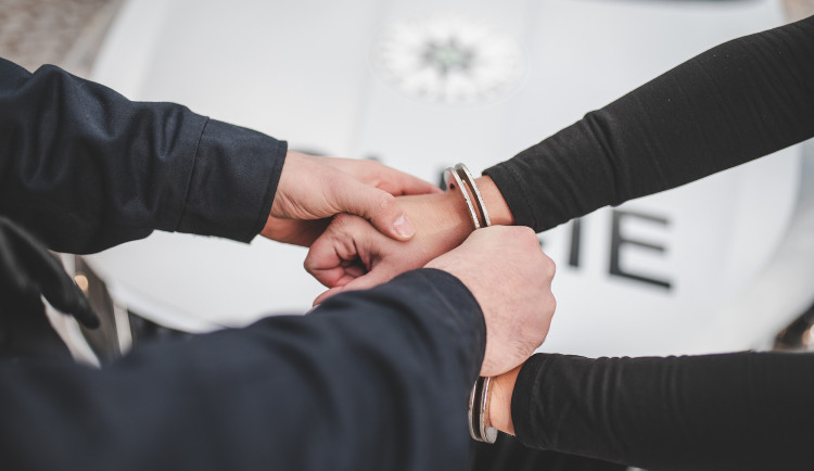 Žena si pujčila přes milion korun, závazky nesplácela. Nyní jí hrozí až osm let vězení