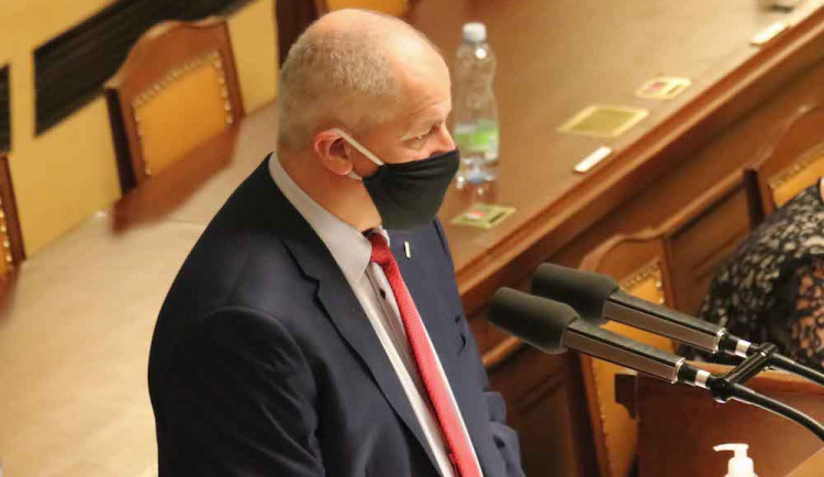 FOTO: Vláda schválila nouzový stav. Omezení se dotknou škol, kultury i sportu