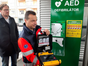 Na rušných místech Karlových Varů jsou umístěny automatické externí defibrilátory