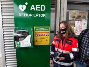 Na rušných místech Karlových Varů jsou umístěny automatické externí defibrilátory
