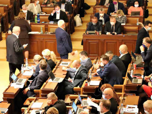 FOTO: Vláda schválila nouzový stav