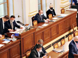 FOTO: Vláda schválila nouzový stav