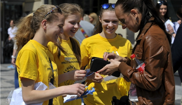 Dobrovolníci nabízí kytičky pro Ligu proti rakovině. Výtěžek jde na podporu pacientů, vzdělání i výzkum