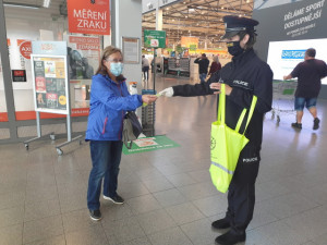 Policisté nabádali seniory, aby se nenechali okrást a podvést