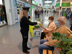 Policisté nabádali seniory, aby se nenechali okrást a podvést