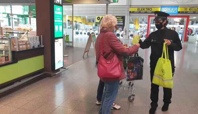 Policisté nabádali seniory, aby se nenechali okrást a podvést