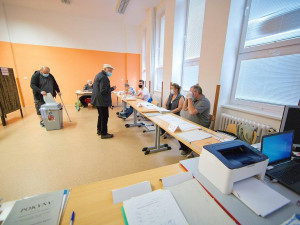 Volební místnosti otevřeny, na klidný průběh voleb dohlédnou policisté i strážníci