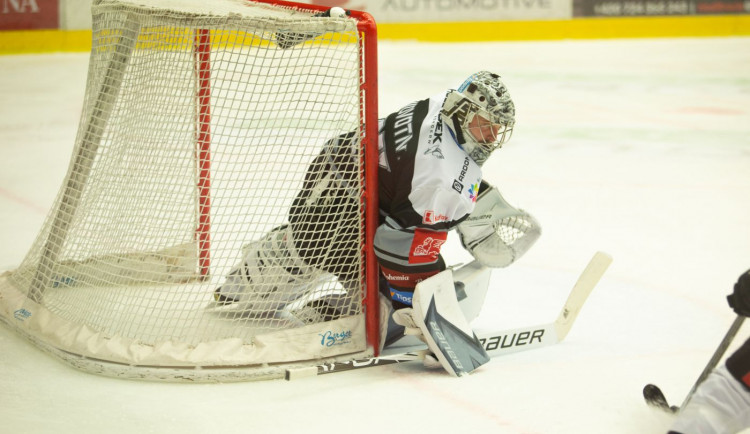 Gólman Energie Filip Novotný při včerejším utkání proti Spartě Praha.