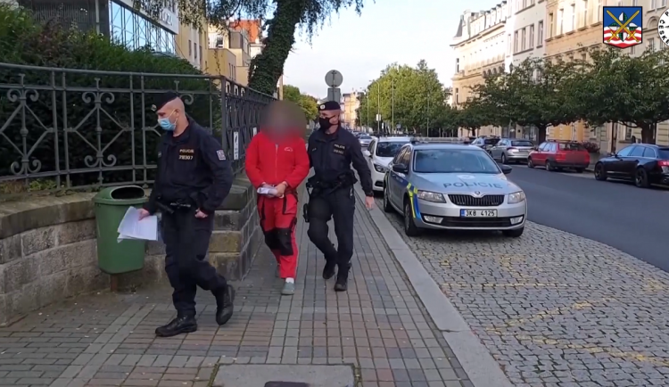 Vražda na Karlovarsku, viníkem je teprve devatenáctiletý mladík