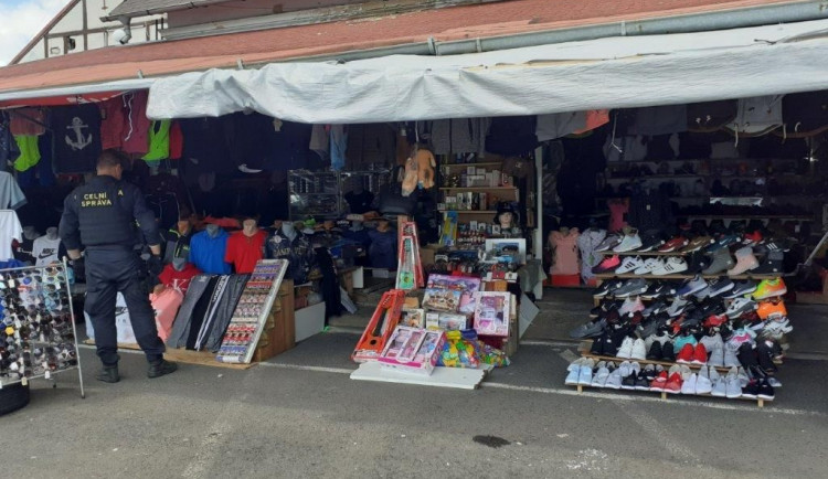 Boj s padělky je nekonečný, celníci byli opět úspěšní na třech tržnicích v pohraničí