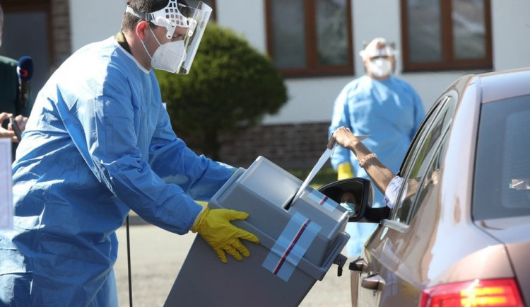 Volit z auta v Chebu včera přijelo 13 lidí