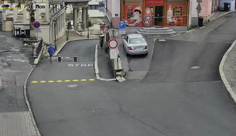 Nově sledují městští strážníci v Karlových Varech i zasouvací sloupky na Zámeckém Vrchu.