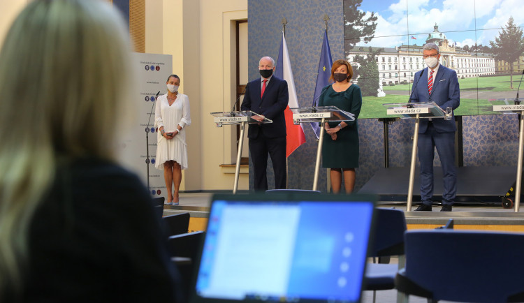 Vláda oznámila nová opatření. Zavřou se bary i restaurace a školy přejdou na distanční výuku