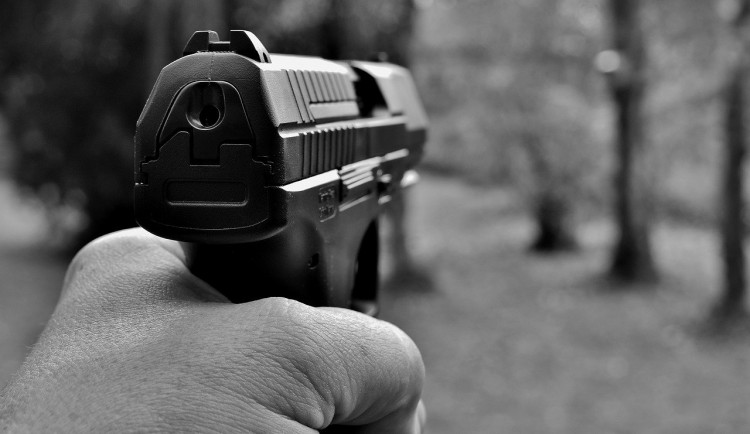 Známého hledal s nožem a pistolí v ruce, tou navíc mířil na nic netušící ženu