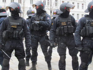 Policie kvůli protestu fanoušků svolává do Prahy stovky policistů