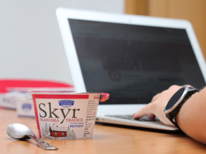 Islandská tradice v českých domovech. SKYR Bohušovické mlékárny zasytí, potěší a osladí vám den. A venku má novou zimní edici!