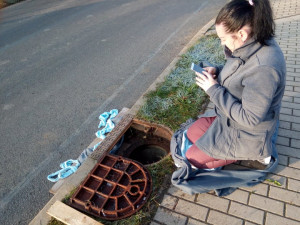 Záchrana koťat uvězněných v kanálu trvala deset hodin