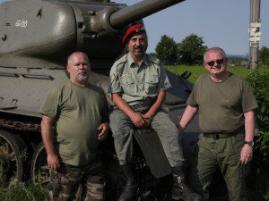 Drogy i množírny zvířat. Investigativní reportéři Klesnil a Fiala spouští internetovou televizi