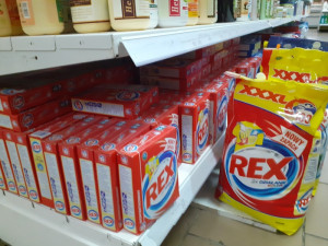 Karlovarští celníci narazili na padělky pracích prášků a rostlinných postřiků