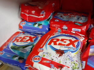 Karlovarští celníci narazili na padělky pracích prášků a rostlinných postřiků