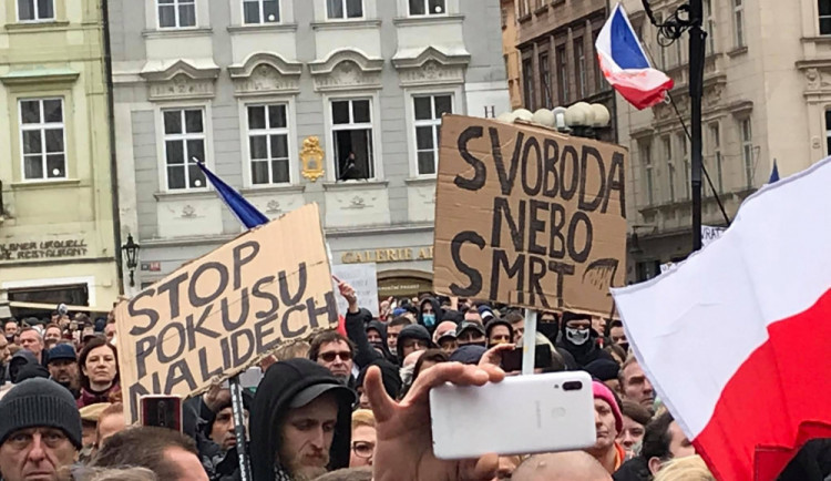 Demonstrace proti vládním opatřením.