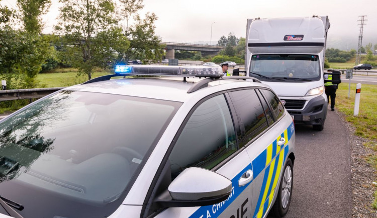 I přes zákaz řízení a navíc pod vlivem drog si sedl za volant a řídil Avii