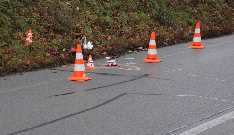 Auto na Břeclavsku v noci srazilo chodce, mladý muž na místě zemřel. Policisté hledají svědky