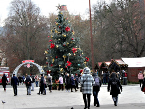 V Chebu i Karlových Varech připravují vánoční trhy, jaké budou ale nikdo neví