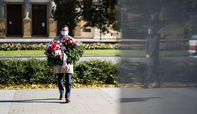 FOTO: Květiny u Masaryka a zářící vozovna. Brno si připomíná výročí založení republiky