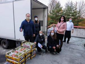 Dobrovolníci přijeli poděkovat karlovarským zdravotníkům, přivezli ovoce, jogurty, kávu a dopis