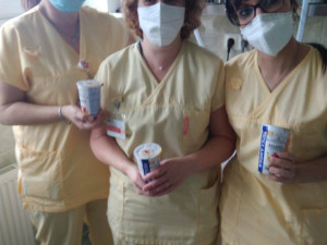 Dobrovolníci přijeli poděkovat karlovarským zdravotníkům, přivezli ovoce, jogurt, kávu a dopis