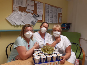 Dobrovolníci přijeli poděkovat karlovarským zdravotníkům, přivezli ovoce, jogurt, kávu a dopis