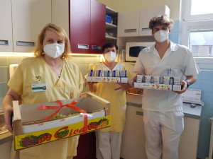 Dobrovolníci přijeli poděkovat karlovarským zdravotníkům, přivezli ovoce, jogurt, kávu a dopis